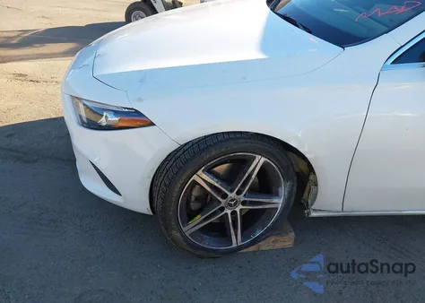 2019 Mercedes-Benz A 220 z USA, uszkodzony, nr VIN WDD3G4EB4KW033826